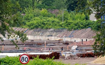 W Katowicach za 425 milionów budują potężny gmach prawa i sprawiedliwości. Przy głównej trasie widać już fundamenty