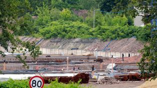 W Katowicach za 425 milionów budują potężny gmach prawa i sprawiedliwości. Przy głównej trasie widać już fundamenty