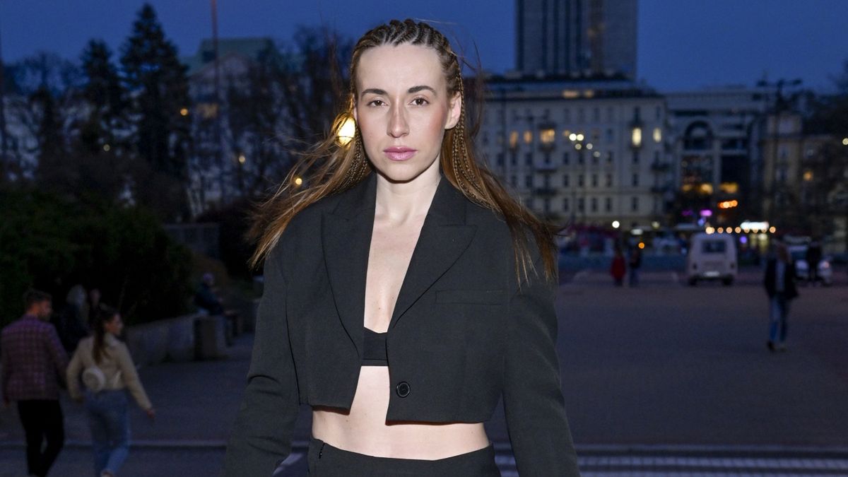 scena z: Marianna Schreiber, SK:, , fot. Jacek Kurnikowski/AKPA14. LGBT+ Film Festival Poland 2023, damskie, festiwal, kobieta, lgbt, marynarka krótka, marynarka czarna, sylwetka, spódniczka czarna, top czarny, Marianna Schreiber