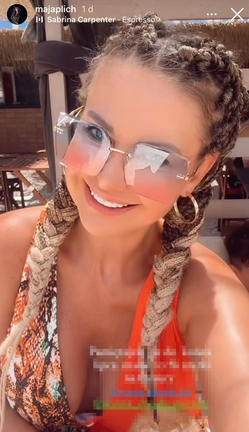 Maja Rutkowski w bikini świeci kryształkami na zębach