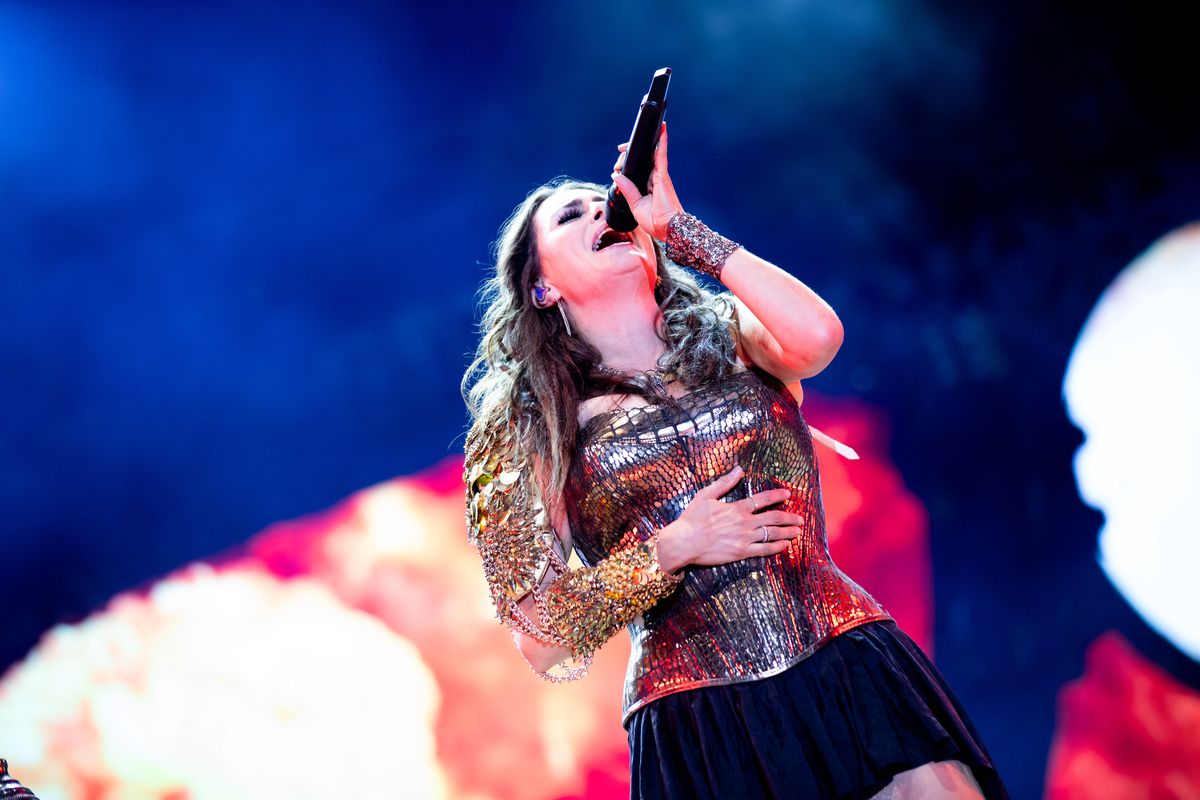 Sharon den Adel podczas koncertu Within Temptation "Metal Day 2023" na Lokerse Feesten Festival
