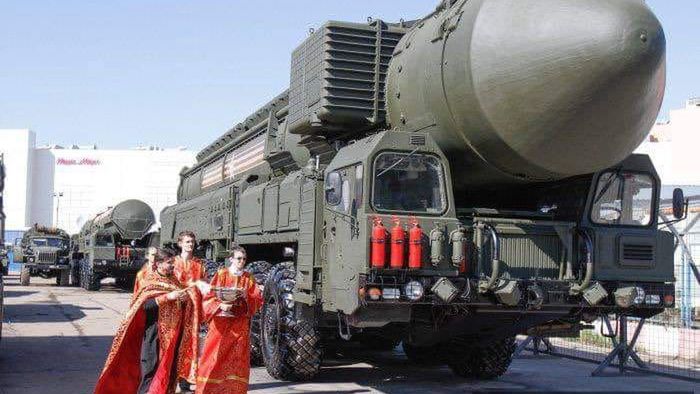 Kapłani prawosławni podczas obrzędu poświęcenia rakiety R-36M