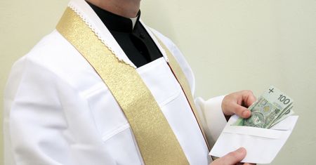 Ujawnił aktualne stawki. Tyle dostaje od Polaków w kopertach