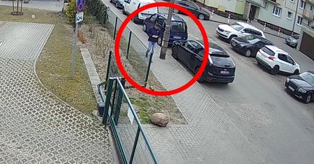 Szedł chodnikiem. Mężczyzna nagrany. Już jasne, co ma na sumieniu
