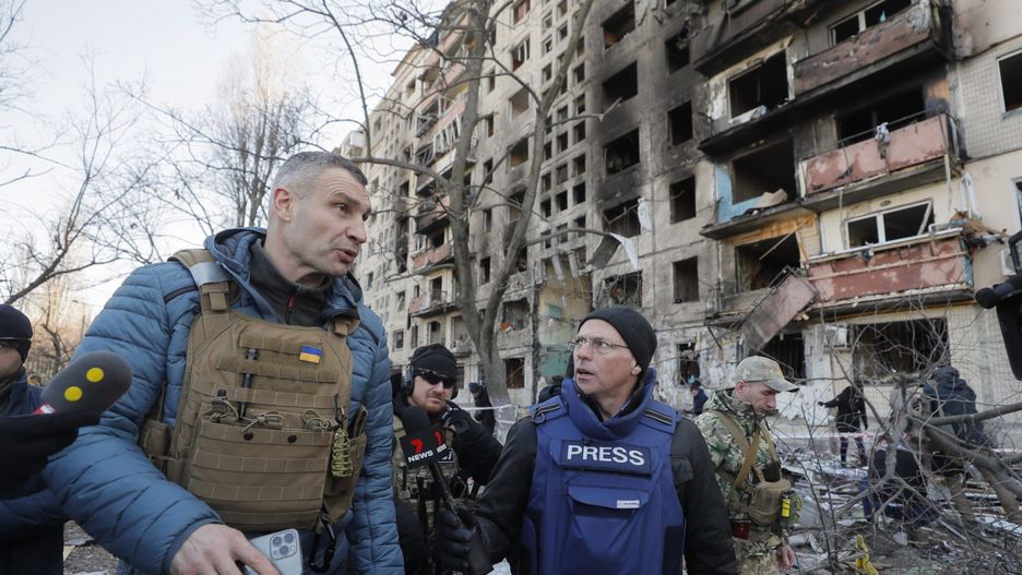 Situation in Ukraine after beginning of Russian attackepa09824614 Kyiv's mayor Vitaliy Klitschko speaks with media near the shelled residential building in Kyiv (Kiev), Ukraine, 14 March 2022. Two persons died and three were injured during that shelling. Russian troops entered Ukraine on 24 February prompting the country's president to declare martial law and triggering a series of announcements by Western countries to impose severe economic sanctions on Russia.  EPA/SERGEY DOLZHENKO Dostawca: PAP/EPA.SERGEY DOLZHENKO