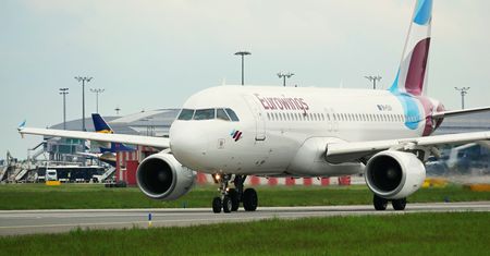 Pilot kazał pasażerom wysiąść z samolotu. Chwilę później odleciał bez nich