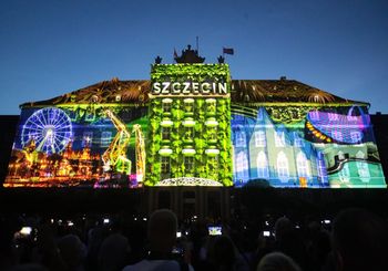 Magia świateł i podróż po dziejach Szczecina. Mapping na fasadzie