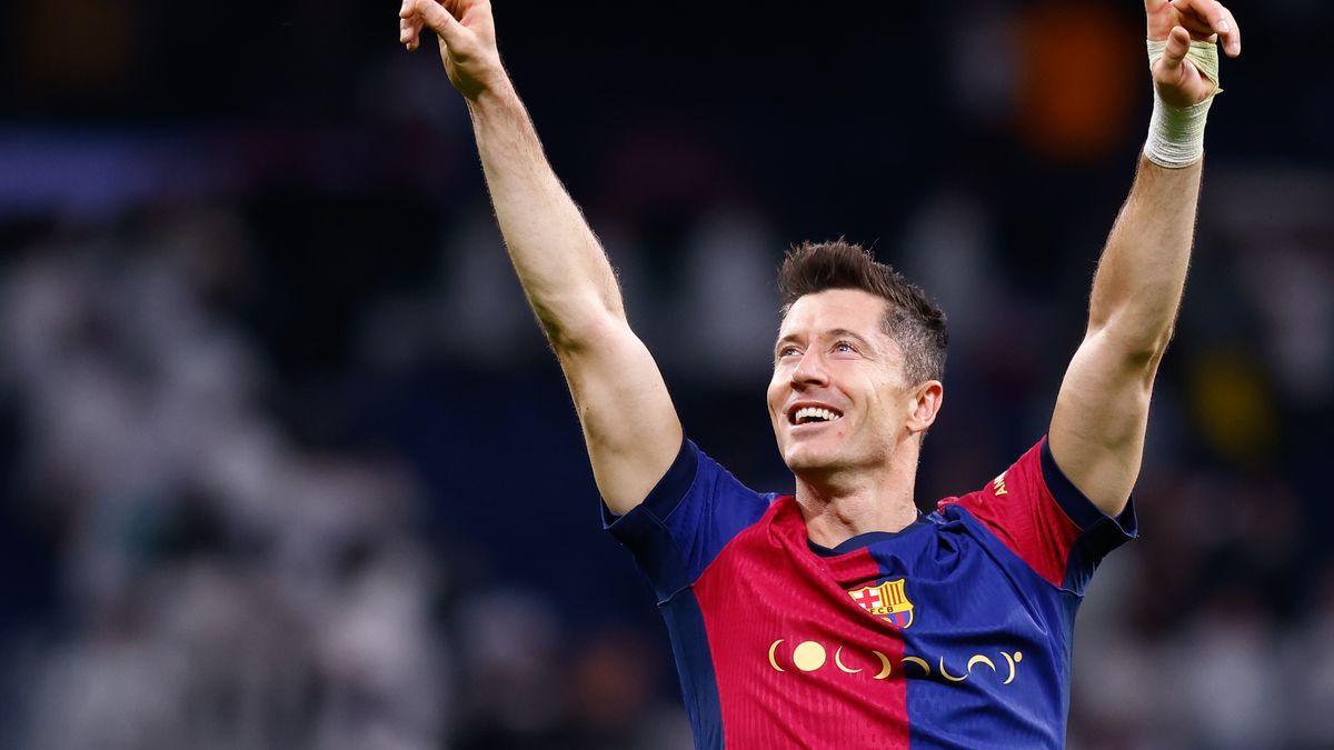 MADRID, SPAIN - OCTOBER 26: Robert Lewandowski of FC Barcelona celebrates the victory during the Spanish League, LaLiga EA Sports, football match played between Real Madrid and FC Barcelona at Santiago Bernabeu stadium on October 26, 2024, in Madrid, Spain. (Photo By Dennis Agyeman/Europa Press via Getty Images)