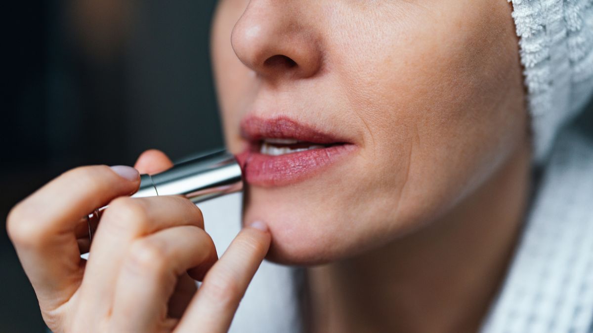 Jak wykonać idealny makijaż dla skóry dojrzałej? 