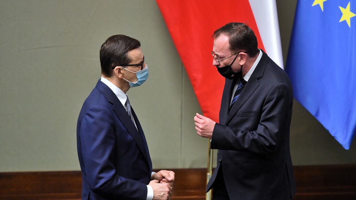 Na zdjęciu Mateusz Morawiecki i Mariusz Kamiński w maseczkach w Sejmie. Politycy są pogrążeni w rozmowie