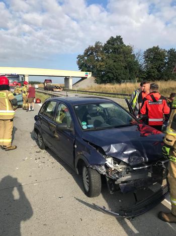 Utrudnienia na A4. Samochód osobowy wjechał w bariery