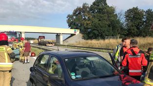 Utrudnienia na A4. Samochód osobowy wjechał w bariery