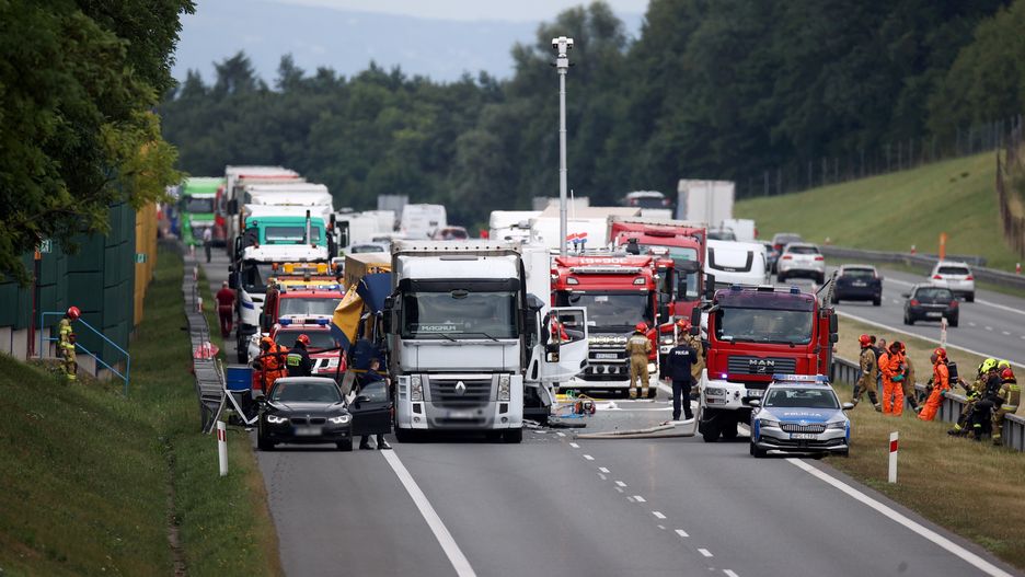 Brzoskwinia, 07.07.2022. Miejsce zderzenia trzech TIR-ów na autostradzie A4 w okolicy miejscowości Brzoskwinia (pow. krakowski), 7 bm. Kierowca jednego z TIR-ów, które wzajemnie na siebie najechały, został zakleszczony w pojeździe. Z ciężarówek wyciekło paliwo. (mr) PAP/Łukasz Gągulski***Zdjęcie do depeszy PAP pt. Małopolskie/ Utrudnienia na A4; doszło do zderzenia trzech TIR-ów***