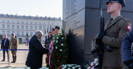 Plac Piłsudskiego wróci do Warszawy. Co dalej z pomnikiem smoleńskim?