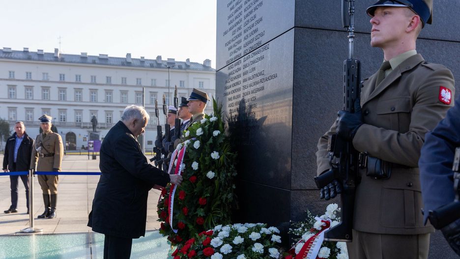 Jarosław Kaczyński przed pomnikiem smoleńskim