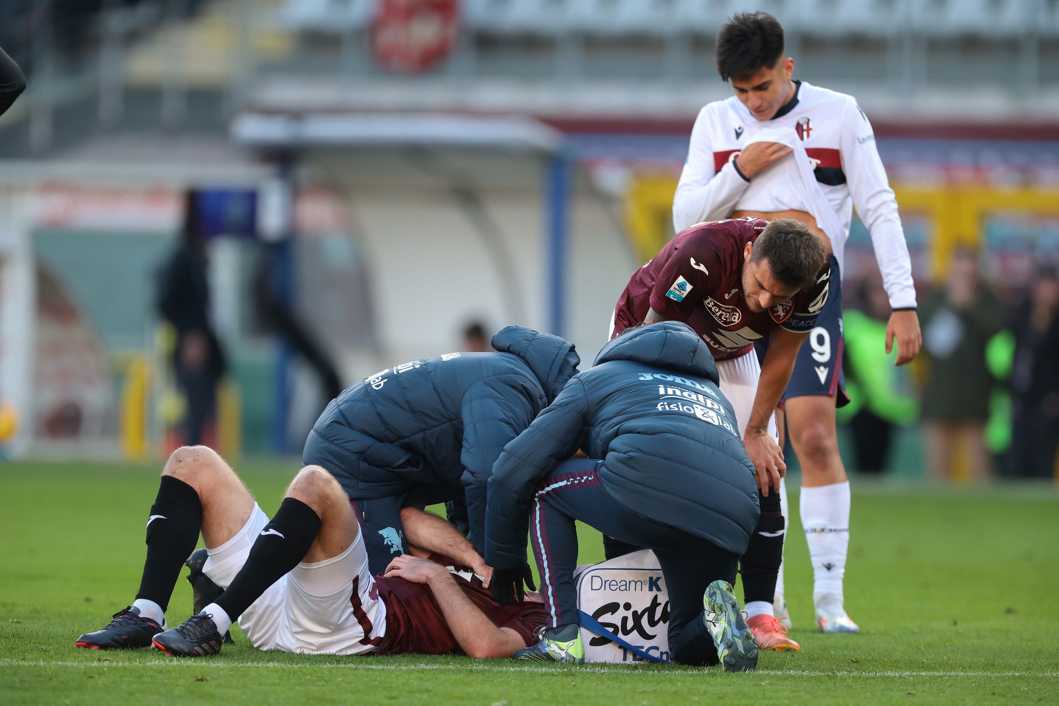 TURIN, ITALY - DECEMBER 21: Santiago Castro of Bologna FC reacts as Sebastian Walukiewicz of Torino FC receives treatment for an injury during the Serie A match between Torino FC and Bologna FC at Stadio Olimpico di Torino on December 21, 2024 in Turin, Italy. (Photo by Jonathan Moscrop/Getty Images)
