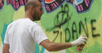 Warszawa: Autograf Zinedine Zidane'a na murze Pragi. Niezwykła pamiątka bez szans na ratunek. Czemu?