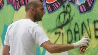 Warszawa: Autograf Zinedine Zidane'a na murze Pragi. Niezwykła pamiątka bez szans na ratunek. Czemu?