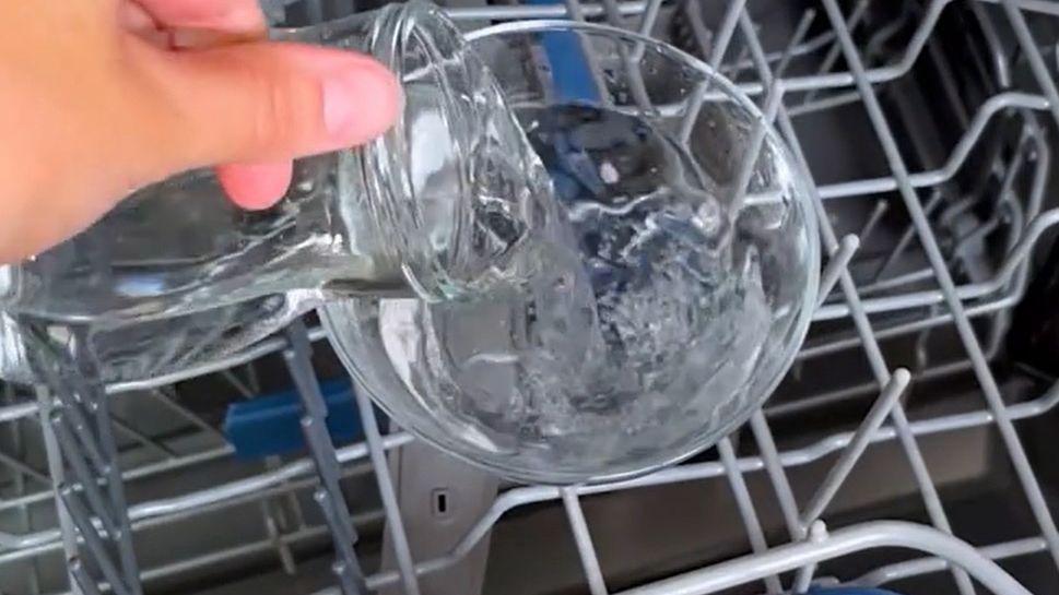 Sposób na brzydki zapach ze zmywarki. Ją też trzeba czyścić!