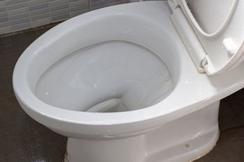 "Skazi wodę". Pod żadnym pozorem nie wylewaj do WC