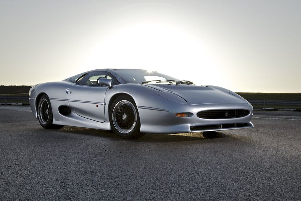 John Nielsen dla magazynu Evo wybrał się na Nürburgring w Jaguarze XJ220. Pokonał on Zielone Piekło w legendarnej maszynie w 7:46.36