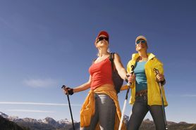 Nordic Walking – jak wpływa na zdrowie? Charakterystyka, zasady, korzyści