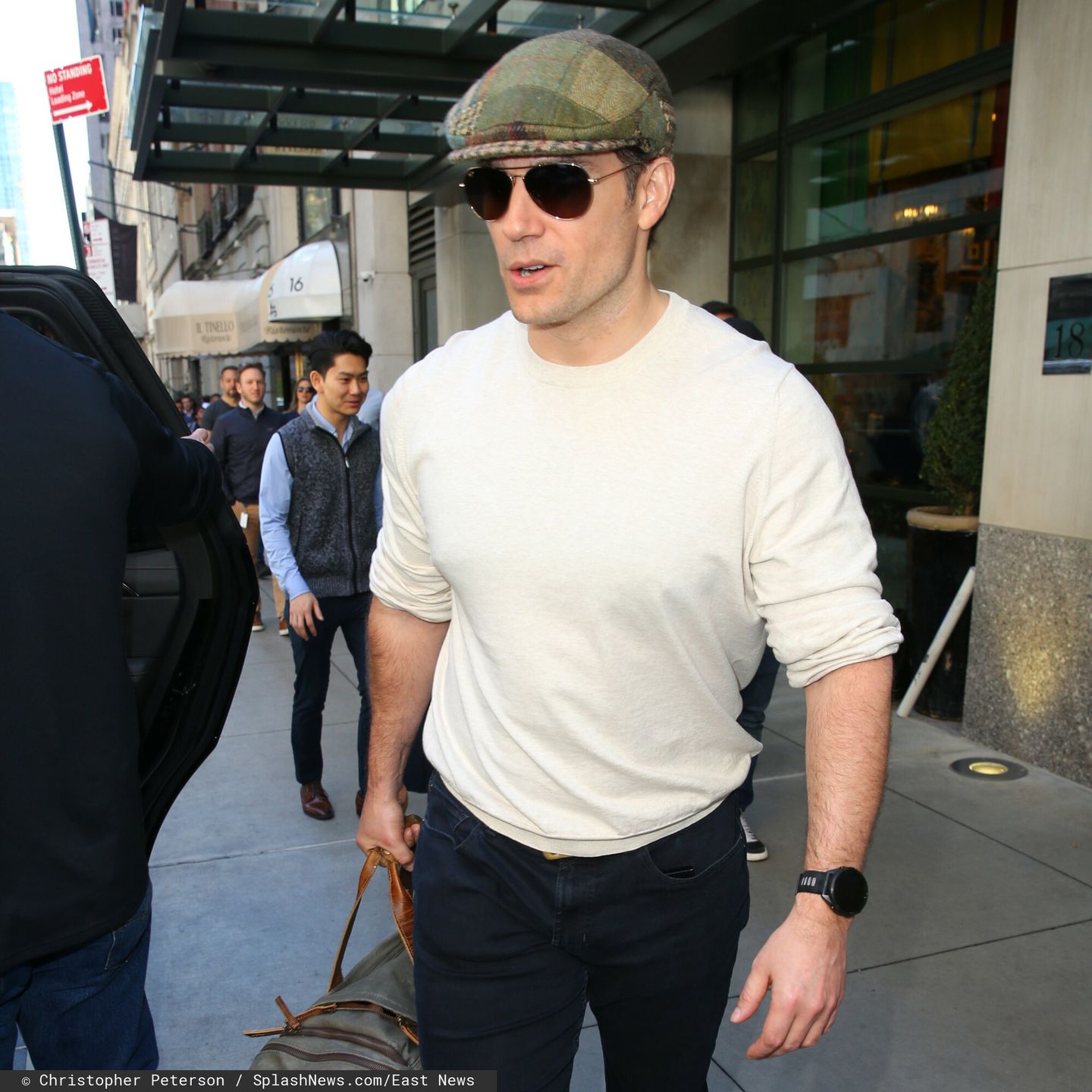 Henry Cavill opuszcza hotel z partnerką