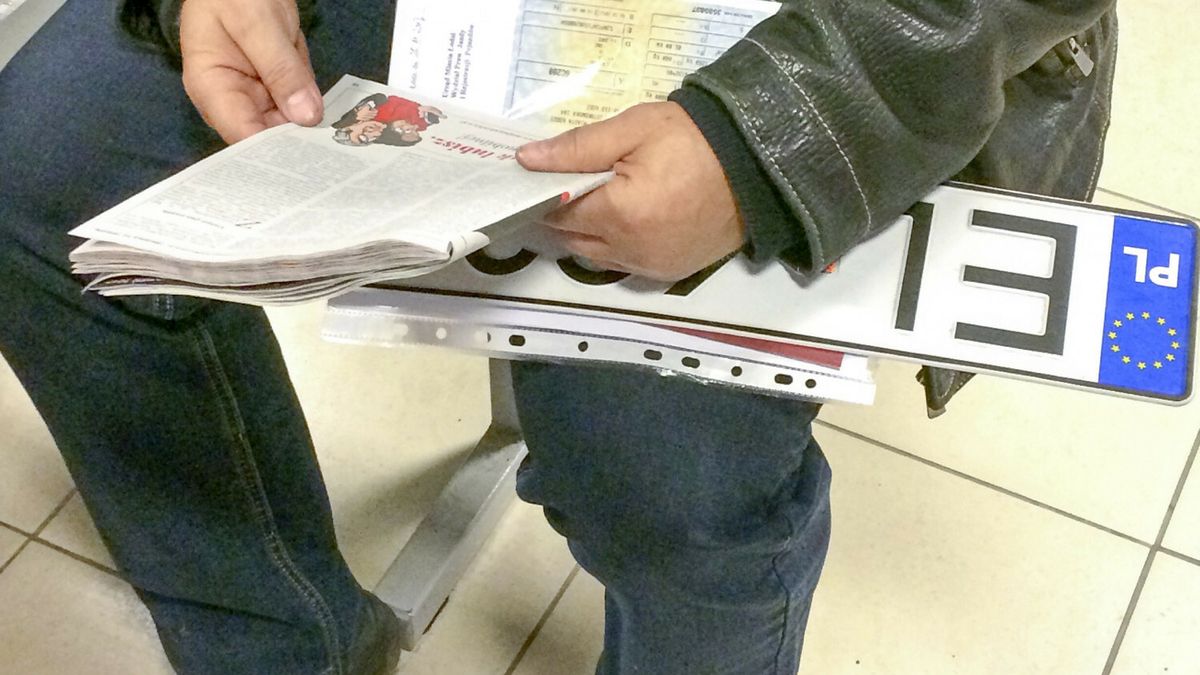 Jedna wizyta w urzędzie zamiast dwóch? Jeszcze na to poczekamy... w kolejce do okienka