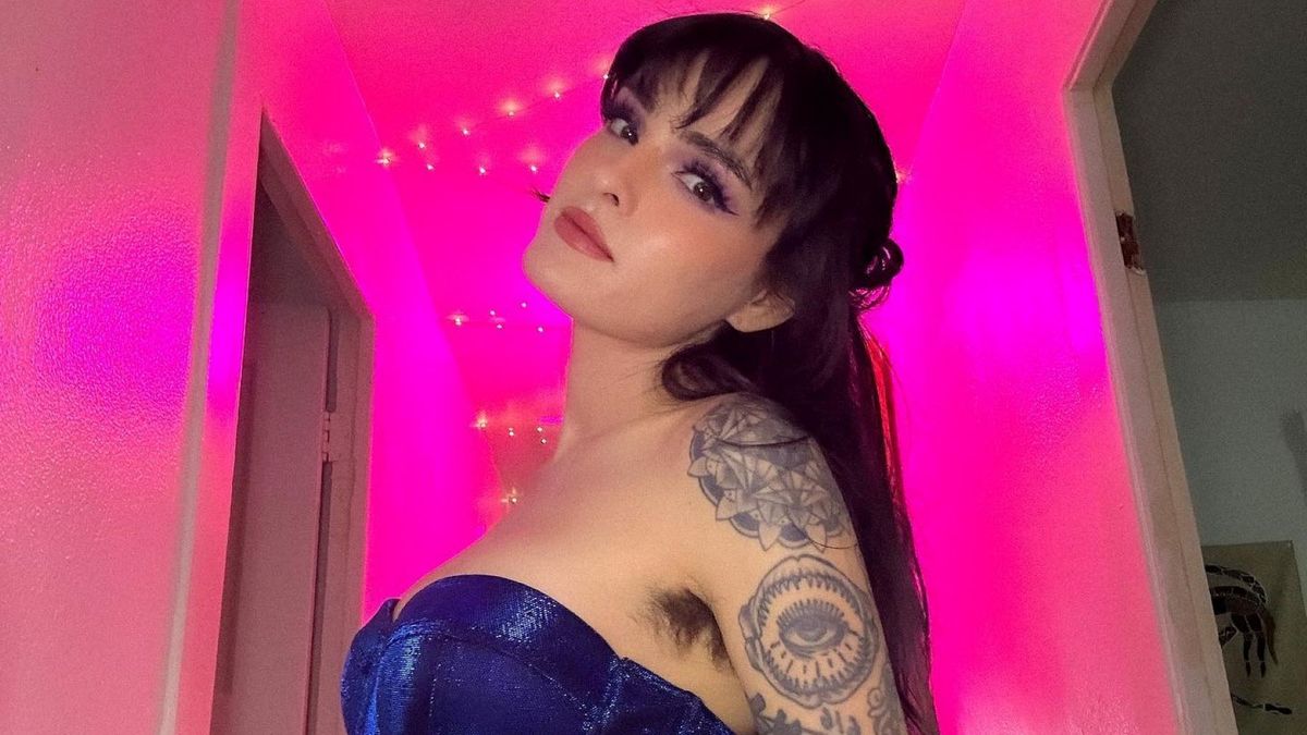 Holly od dłuższego czasu nie depiluje włosków pod pachami