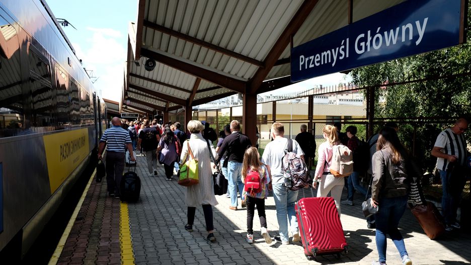 Darek Delmanowicz
baga�, baga�e, dworzec, intercity, kolej, kolejowe, nowe, pasa�er, pasa�erowie, peron, pkp, poci�g, polska Ukraina, po��czenie, Ukrzaliznycia