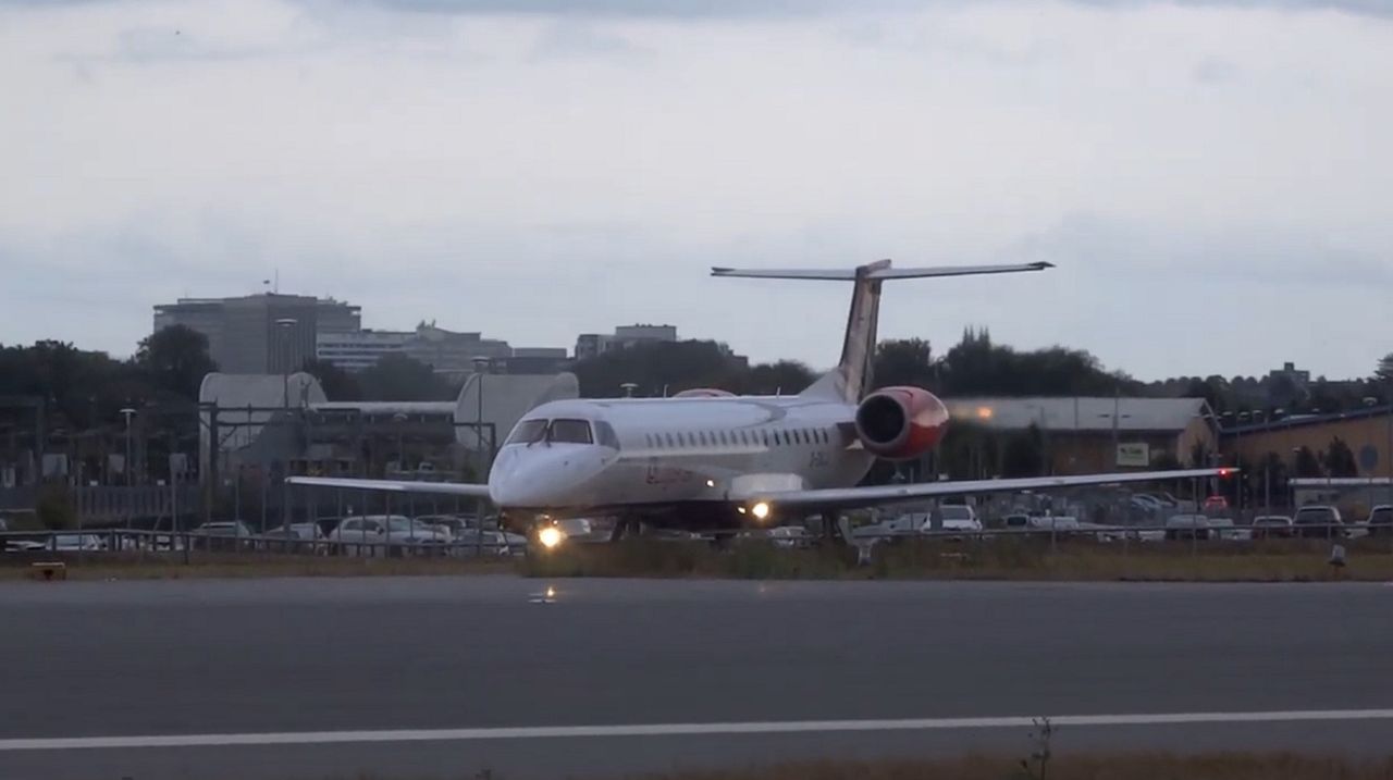 Samoloty zderzyły się na lotnisku w Szkocji. Bombardrier uderzył w Embraera [Zdjęcia]