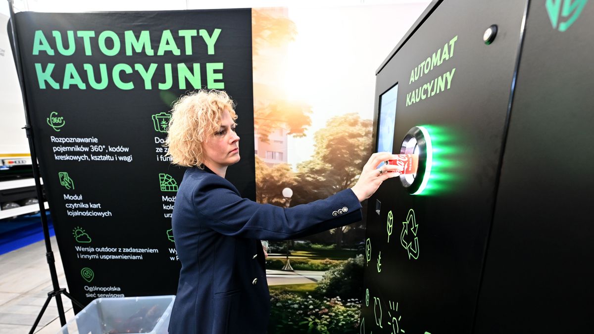 Kielce, 11.04.2024. Automaty kaucyjne prezentowane podcza XXIV Targów Ochrony Środowiska i Gospodarki Odpadami Ekotech na terenie Targów Kielce, 11 bm. (jm) PAP/Piotr Polak