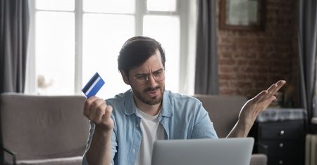 Jeden telefon wystarczył. Przelał oszustom wszystkie oszczędności
