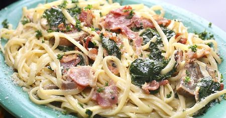 Tagliatelle ze szpinakiem i boczkiem. Prosty przepis na szybki obiad