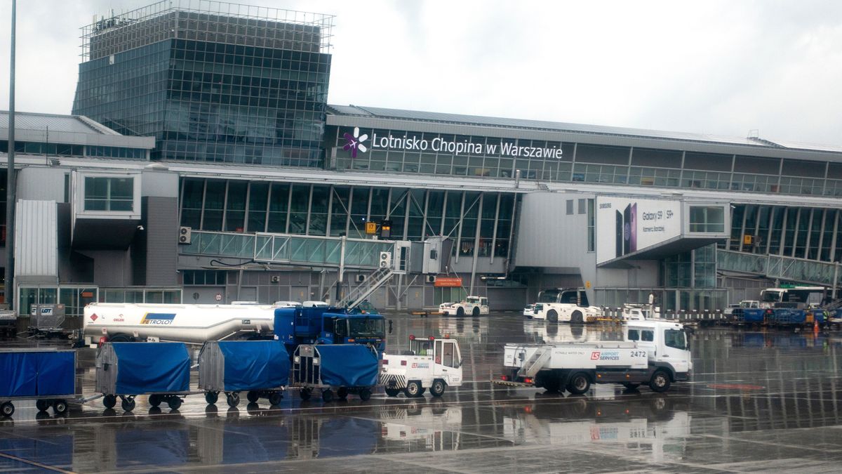 Lotnisko Chopina; Okęcie; LOT; lotnictwo; lotnictwo cywilne; port lotniczy; Warszawa