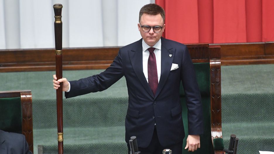 Warszawa, 20.03.2024. Marszałek Sejmu Szymon Hołownia na sali obrad Sejmu w Warszawie, 20 bm. Sejm ma zająć się m.in. drugim czytaniem poselskiego projekt nowelizacji ustawy o konsumenckiej pożyczce lombardowej oraz poselskim projektem ustawy dot. nadania statusu języka regionalnego etnolektowi śląskiemu. (jm) PAP/Piotr Nowak