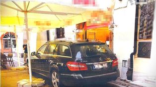 Wjechał mercedesem do ogródka w knajpie. Pijany 38-latek obezwładniony przez policjanta po służbie i strażników miejskich