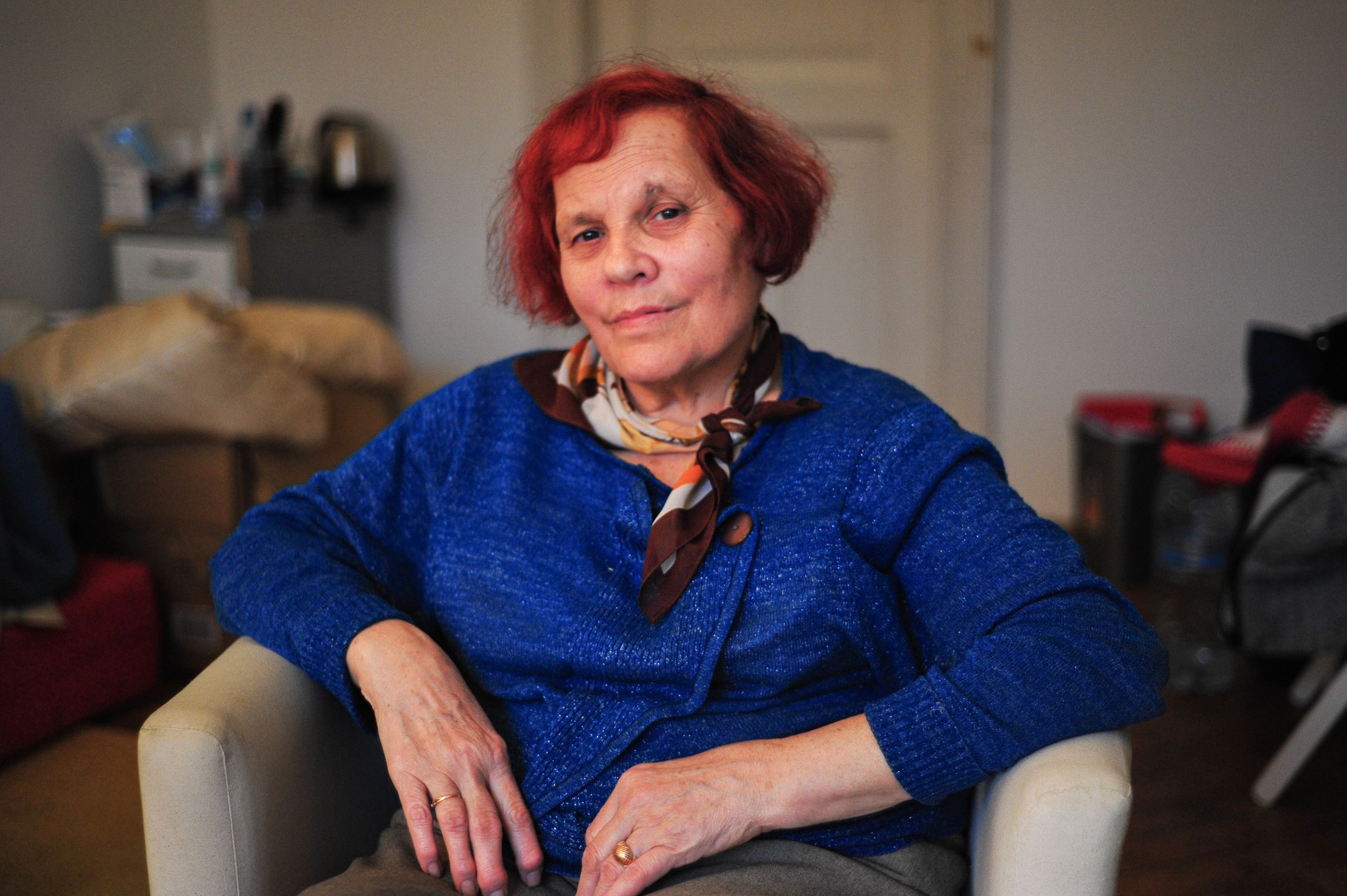Tamara Wasiliewna ma 70 lat, twarz psotnego dziecka i włosy w kolorze, który nazywa "ognisty smok".