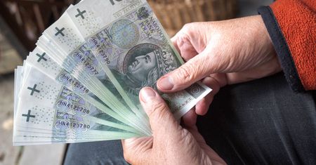 Pieniądze z gminy dla seniorów. Oto komu przysługują