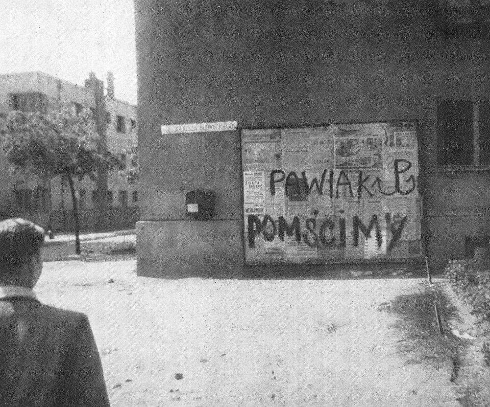 Napis "Pawiak pomścimy" na budynku w Warszawie
