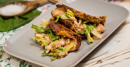 Gdy znudzą się zwykłe obiady, zrób tortilla burgery. Hitowy przepis rozgrzewa miliony