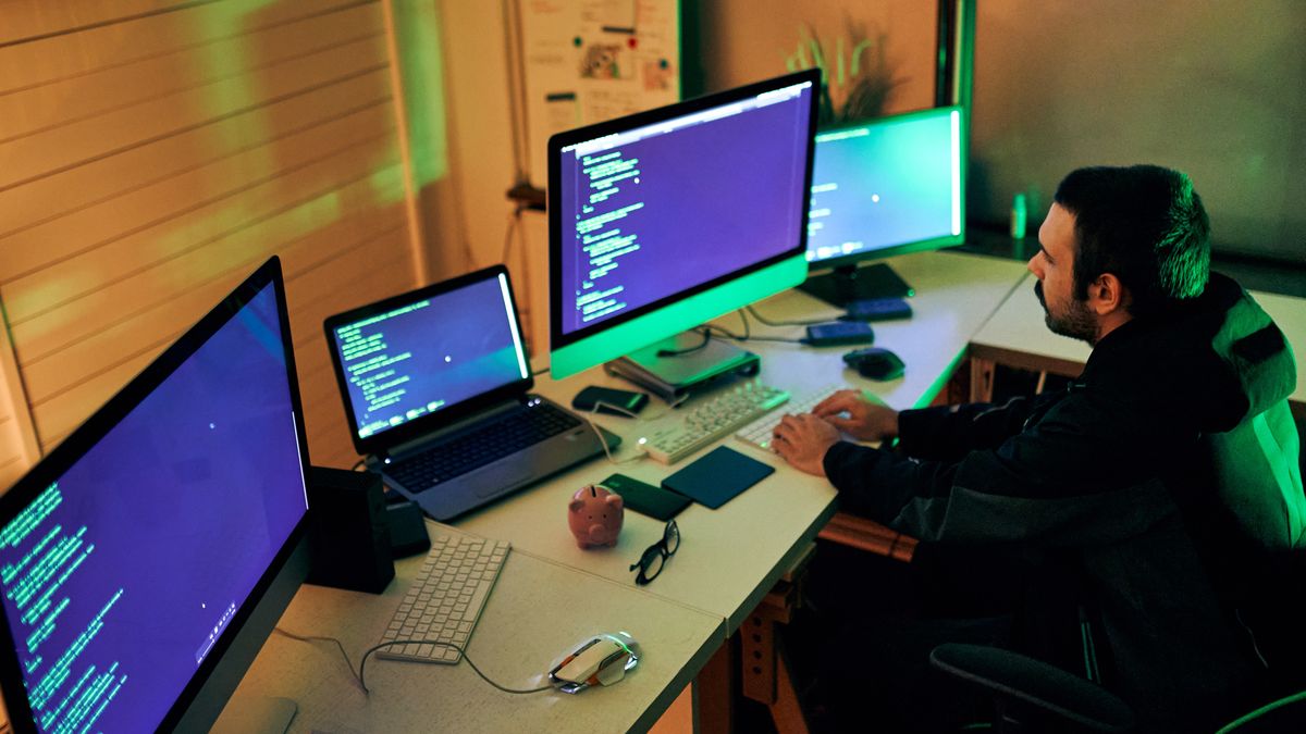 Moderatorzy w warszawskim biurze siedzą w pokojach z oknami zawsze zasłoniętymi.