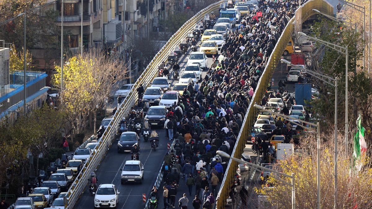 Iranian shopkeepers and traders protest against the economic conditions in Tehran, Iran, 29 December 2025. Iran is experiencing an economic crisis as the value of its currency declines as a result of tensions between Iran, Israel, and the USA as well as sanctions implemented by the US and EU against Iran. EPA/STRINGER Dostawca: PAP/EPA.
