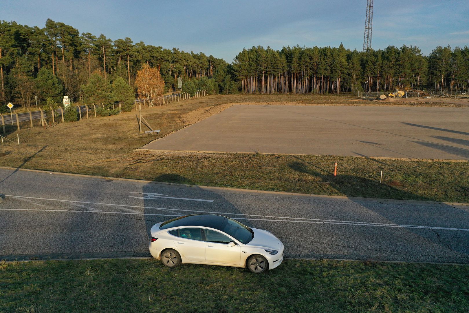 Z Gigafactory Berlin już w czerwcu 2021 roku mają wyjeżdżać egzemplarze Modelu 3 (fot. Sean Gallup/Getty Images)