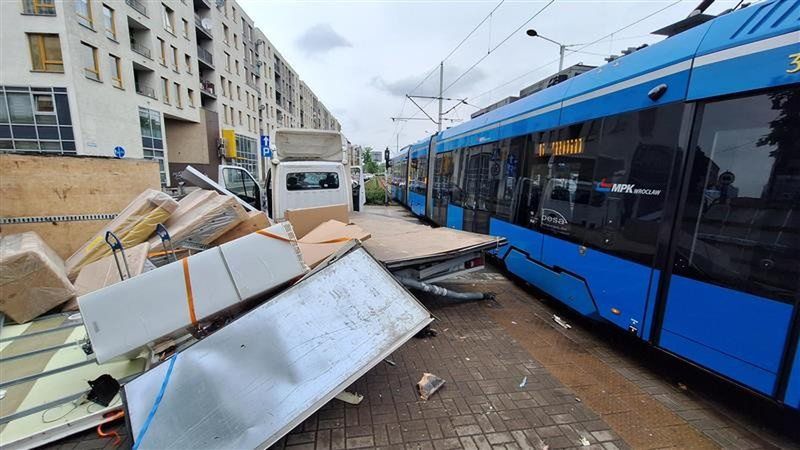 22.05.2025. Na ul. Pułaskiego zderzyły się tramwaj i samochód dostawczy.