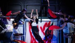 "Radosny taniec nad trumną MTV". Zaskakująca premiera polskiego teatru