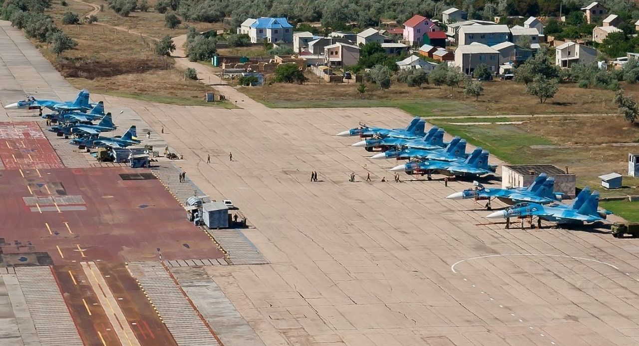 Rosjanie coś kombinują. W bazie na Krymie gromadzą myśliwce Su-30