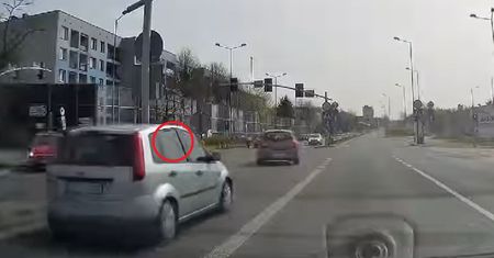 Wymusiła pierwszeństwo. Kamera uchwyciła, co zrobiło dziecko