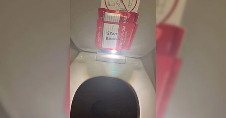 Steward przykleił iPhone’a w toalecie. Chciał zrobić zdjęcia nieletniej