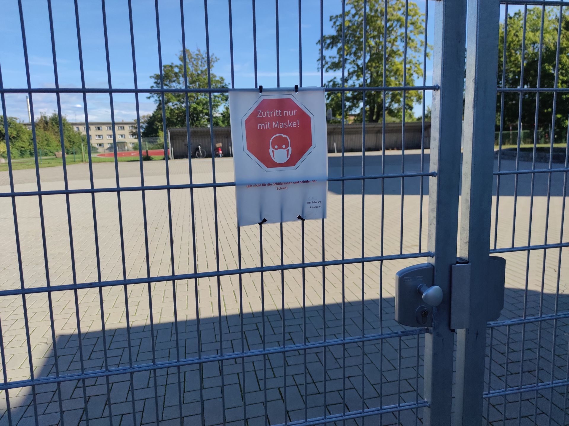 W szkołach niższego szczebla na każdym kroku są podobne plakaty